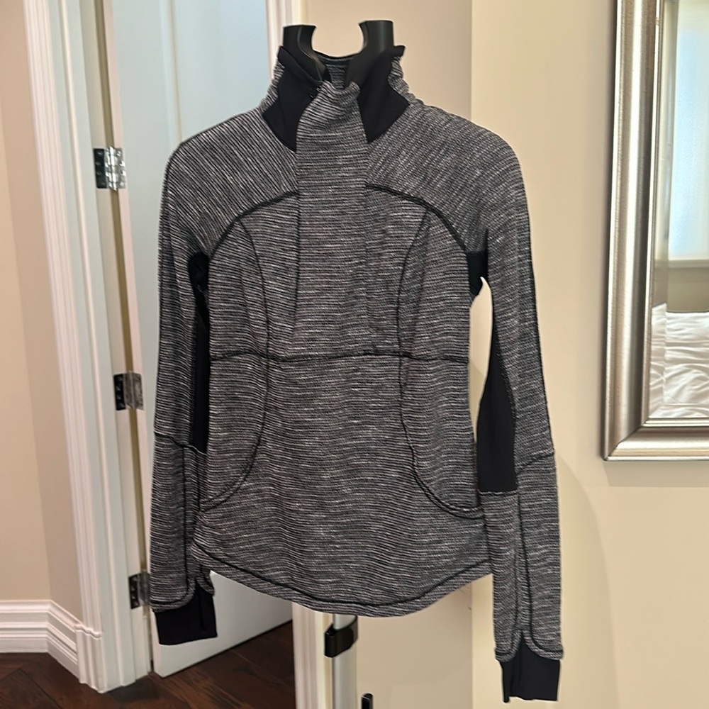 Lululemon Woman’s Technical Half Zip Top Size 8